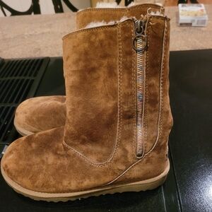 Like New UGG Rainbow Zipper Boots.  Sz 8
